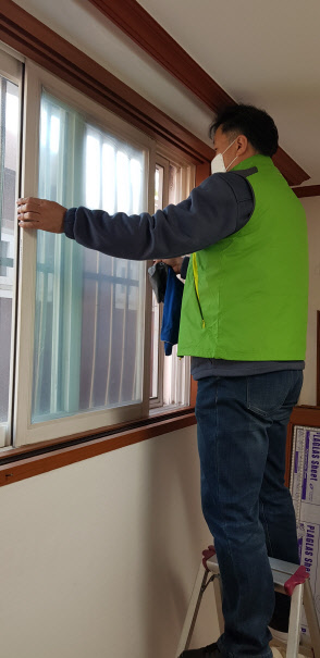 초간단 고효율 제품 시공 모습.  <사진=서울시>